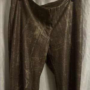 Set 3 piezas. Incluye pantalón, camisa y falda : 100% Polyester